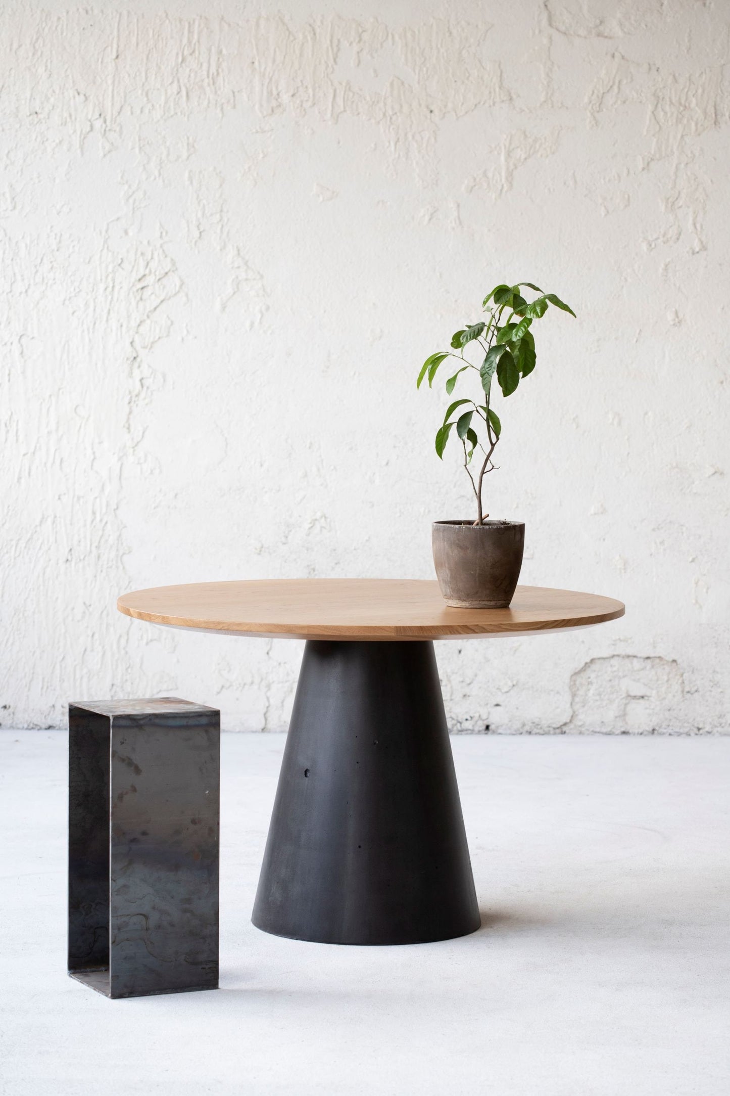 Minimalistic design dining table. Natural oak table top, concrete table base. - betono.lt