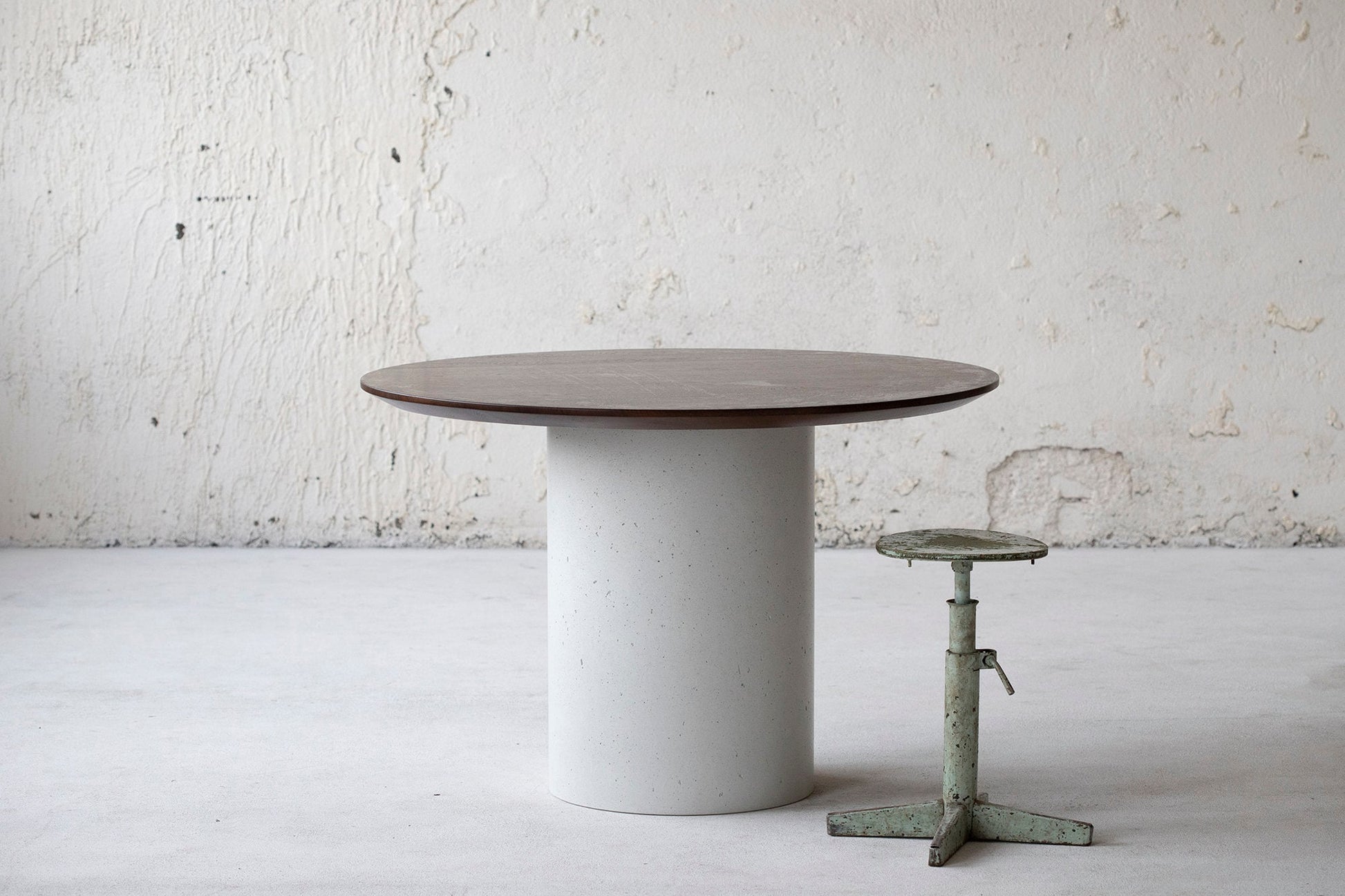 Minimalistic design cylinder base dining table. Natural oak table top, concrete table base. - betono.lt