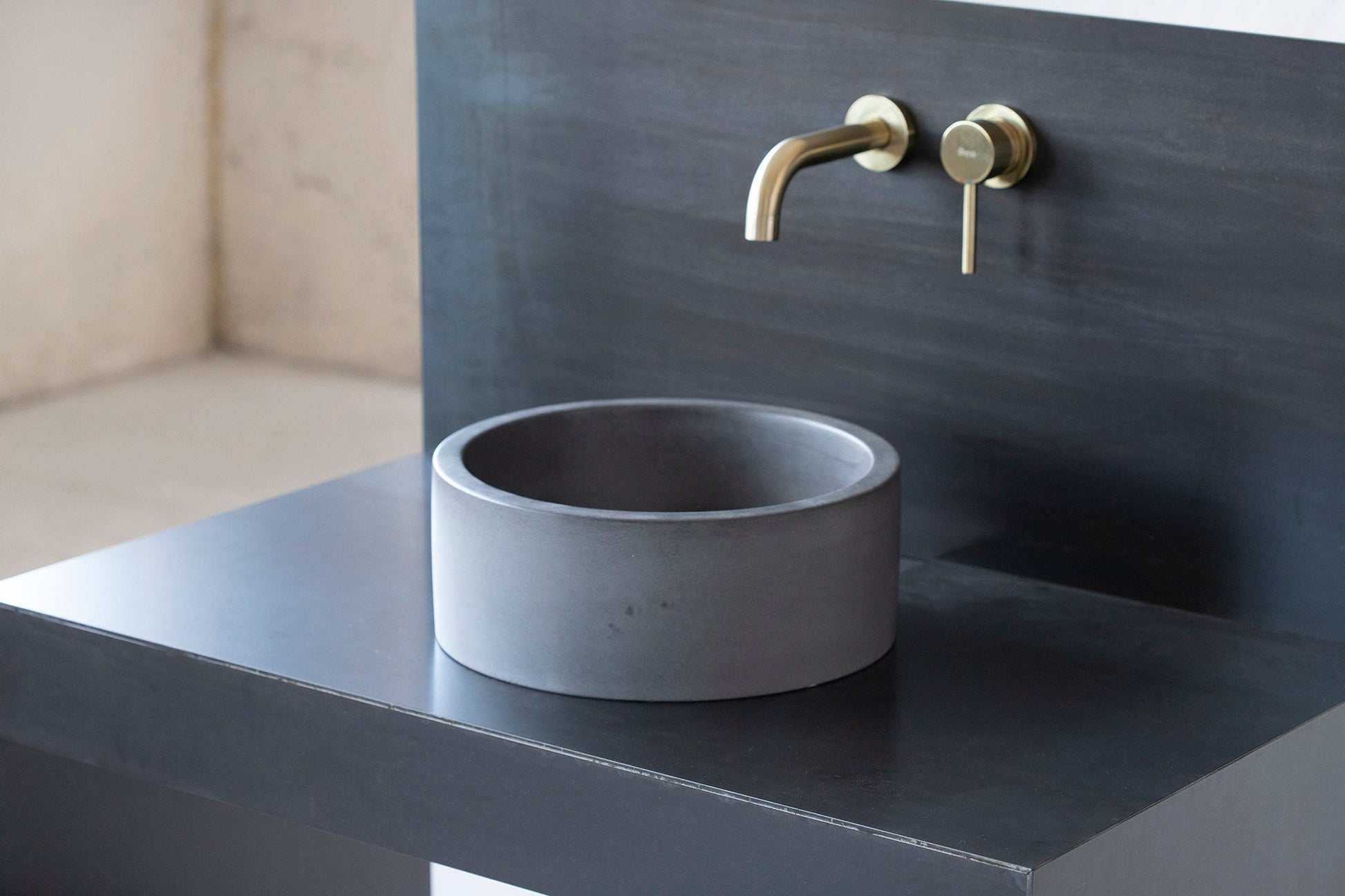 Round concrete sink | Small Wash basin | Concrete vanity | D32cm D12 1/2 inch | Anthracite - betono.lt